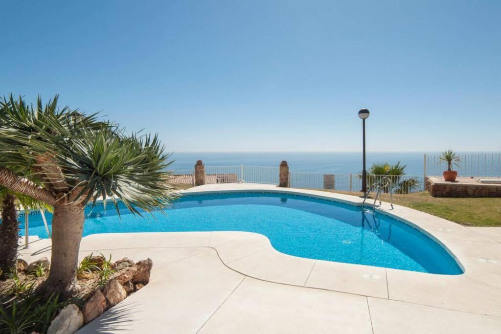 035 - Bright And Relaxing Two Bedroom With Sea Views From The Gardens Lejlighed