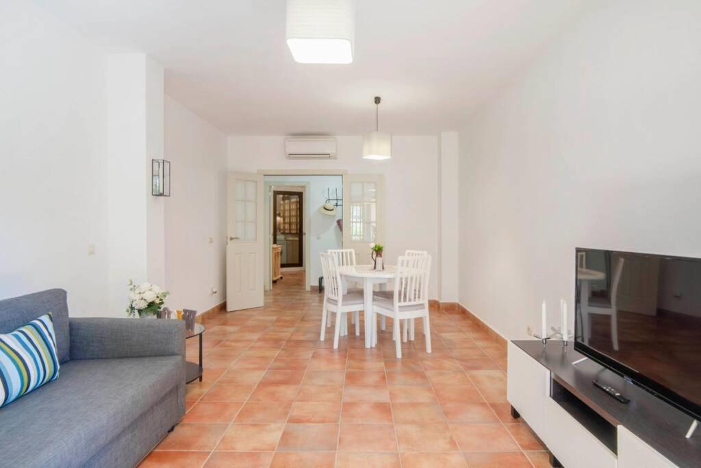 035 - Bright And Relaxing Two Bedroom With Sea Views From The Gardens Lejlighed *