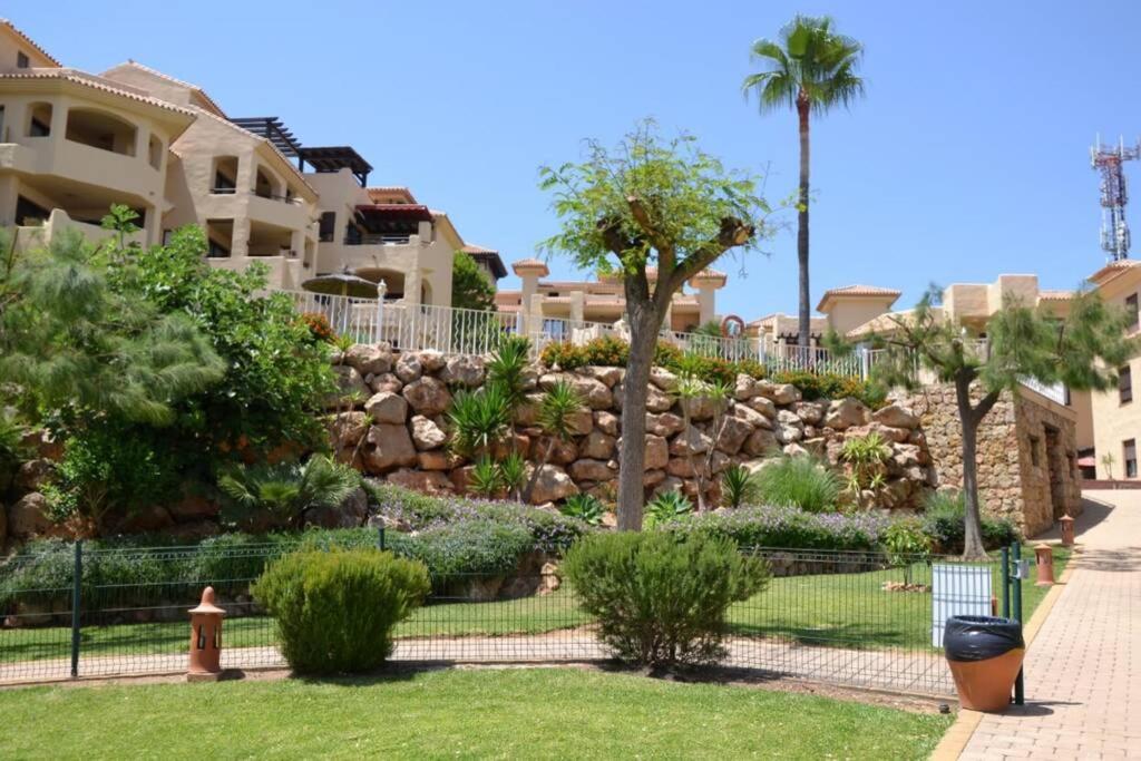 035 - Bright And Relaxing Two Bedroom With Sea Views From The Gardens Lejlighed
